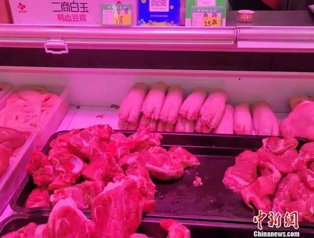 北京丰台区一家菜市场内的猪肉价格。中新网记者谢艺观摄