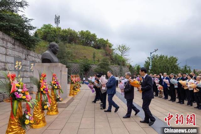 泉州及安溪各界代表向李尚大先生铜像献花。刘伯怡摄