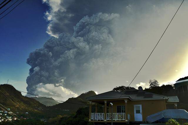 加勒比岛国圣文森特火山喷发 灰柱冲上万米高空