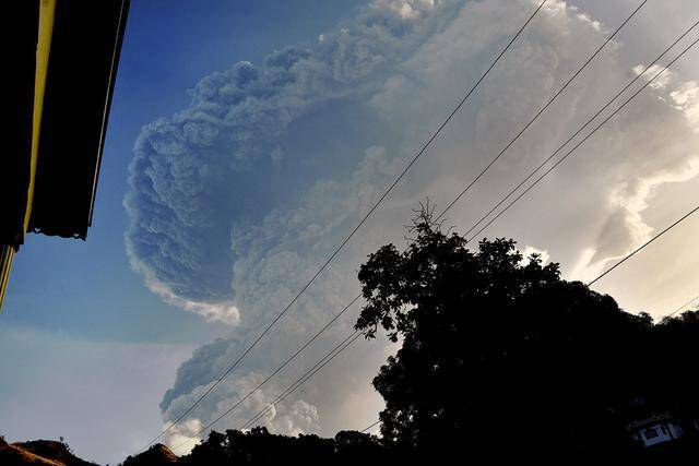 加勒比岛国圣文森特火山喷发 灰柱冲上万米高空