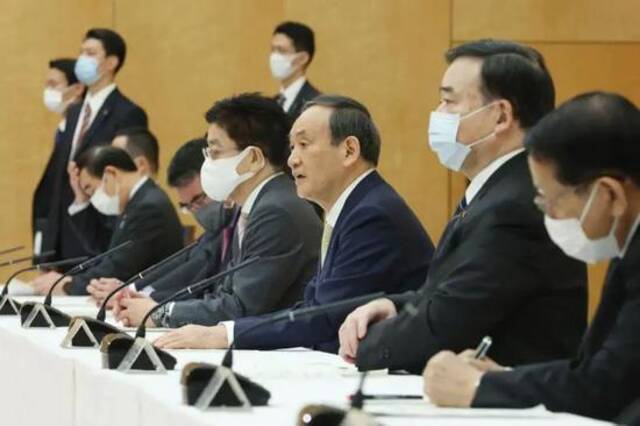 日本首相菅义伟（右三）在内阁会议上讲话。新华社/法新/时事通讯社