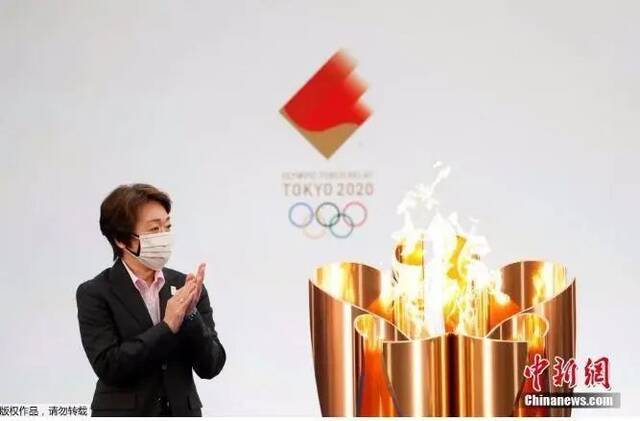 东京奥委会主席桥本圣子出席圣火传递启动仪式。