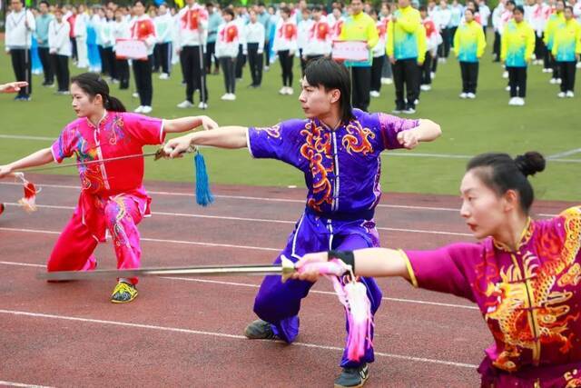 新闻  我校第三届体育运动嘉年华暨师生运动会举行