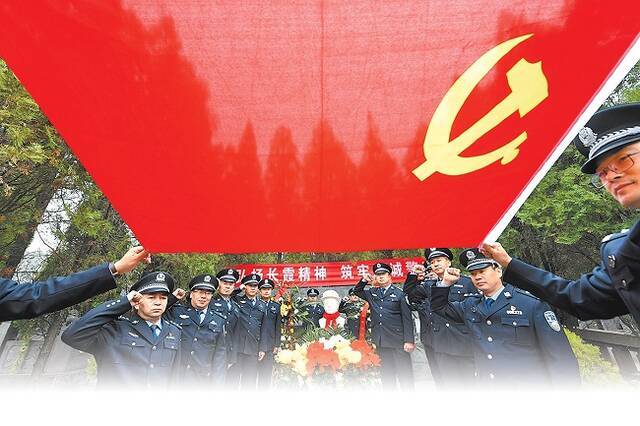 日前，郑州市公安局金水分局巡特警大队民辅警在任长霞陵园重温入党誓词。（刘书亭摄）