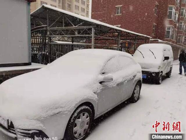 呼伦贝尔遭遇降雪天气航班受影响高速封闭