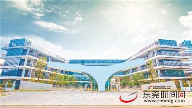 ■东莞市松山湖第一小学正门