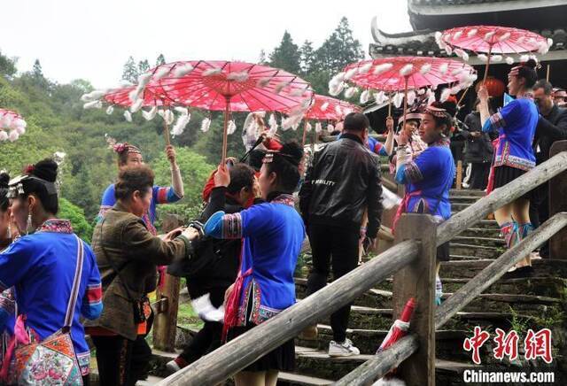资料图：游客游览三江程阳风雨桥。黄艳梅摄
