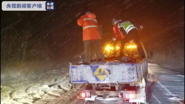 内蒙古呼伦贝尔遭暴风雪侵袭 交通受阻