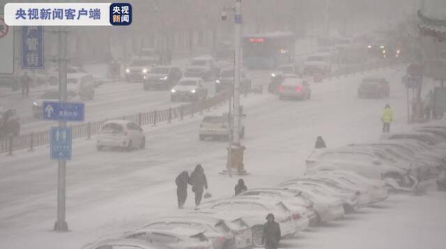 内蒙古呼伦贝尔遭暴风雪侵袭 交通受阻