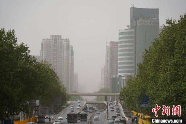 受浮尘天气影响，郑州能见度降低。韩章云摄