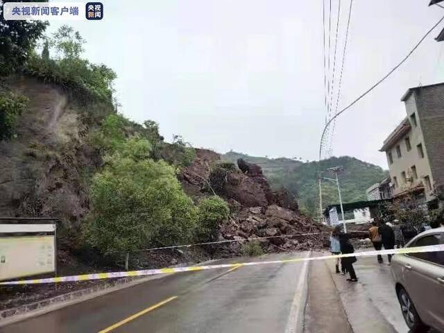 国道G348线重庆南溪镇一路段山体塌方造成交通中断