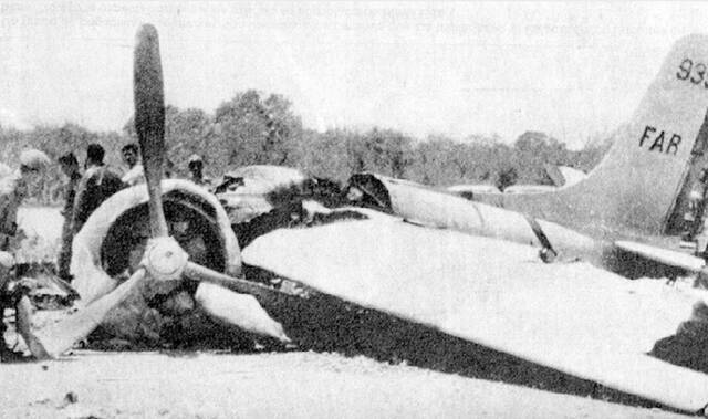 △被击落的B-26轰炸机，飞机尾翼喷上古巴革命空军标志（FAR）进行伪装