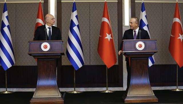 左为希腊外长登迪亚斯，右为土耳其外长恰武什奥卢。央视新闻客户端图