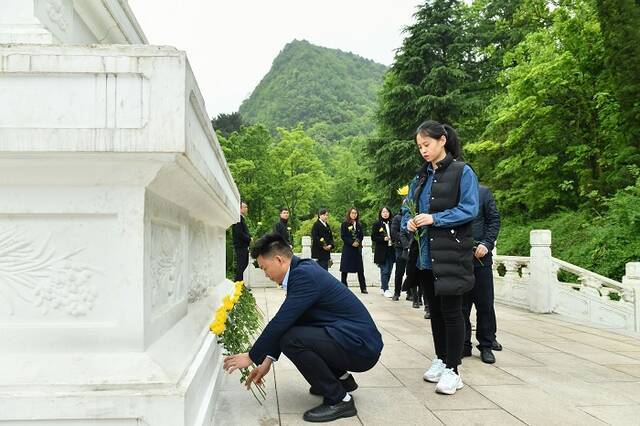 向革命烈士纪念碑献花(闻双摄)