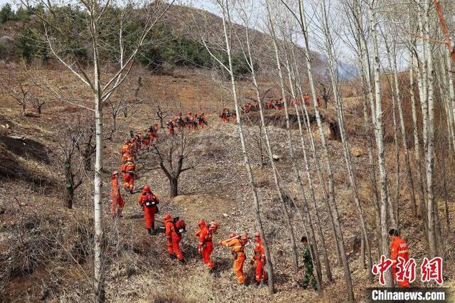 图为消防指战员前往火场。韩天翼摄