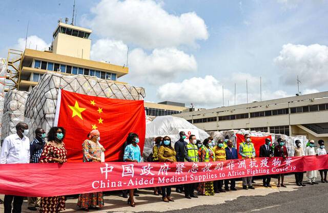 这是2020年4月6日，中国援助18个非洲国家的抗疫物资运抵加纳首都阿克拉。除加纳外，这批物资还在这里中转运往其他17个国家，以帮助当地抗击新冠疫情。新华社记者许正摄