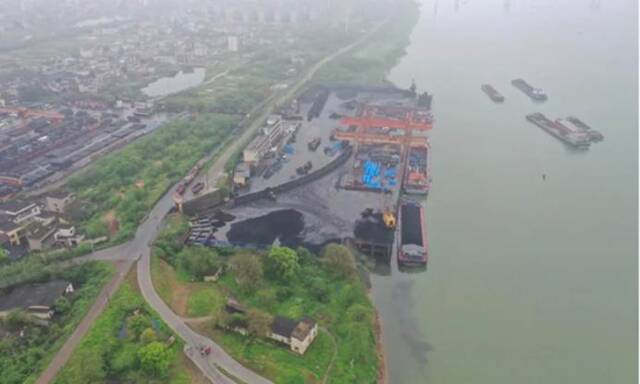 上图：湖南省湘潭市铁牛埠码头下游，作业区雨污水、煤炭淋溶水直排湘江，湘江上出现明显黑色污染带。