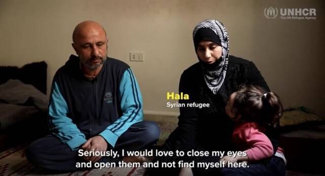 △叙利亚难民哈拉说，她真希望闭上眼后再睁开时，自己已经不在这里了，所有这一切都不是真的