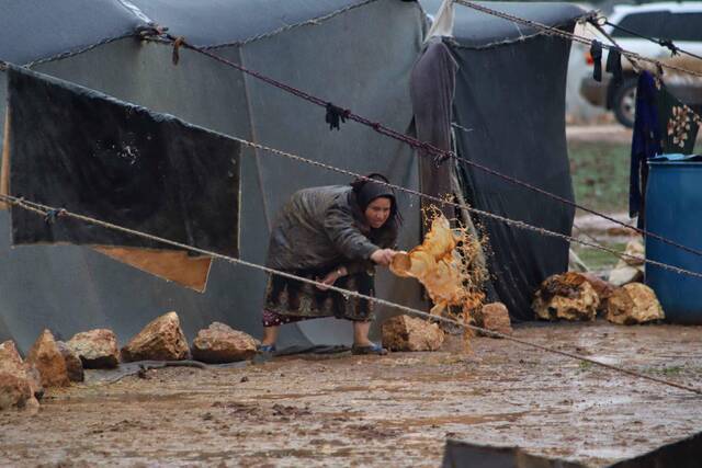 △2021年1月17日，叙利亚难民在伊德利卜一处难民营的生活因暴雨受到严重影响
