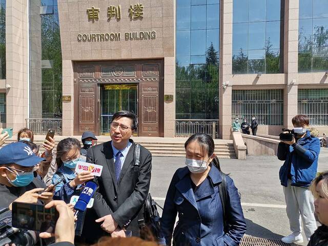 庭审结束后，江秋莲和律师走出法院。澎湃新闻记者林珏瑶摄