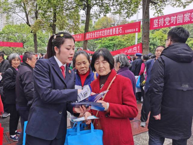 重庆潼南区:向社区居民宣传国家安全教育知识