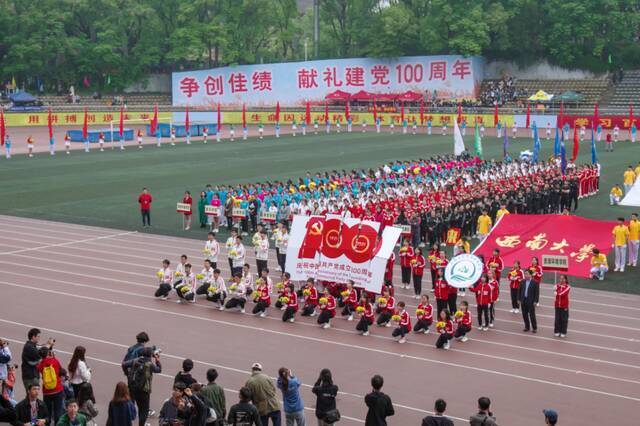 学校第十六届春季田径运动会暨体育文化节圆满落幕