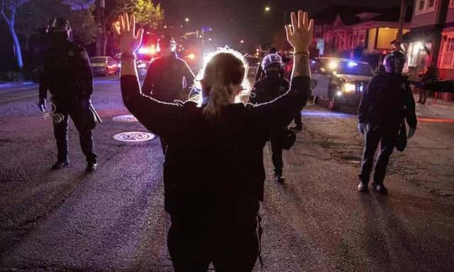 美国多地民众因警察暴力执法进行抗议活动