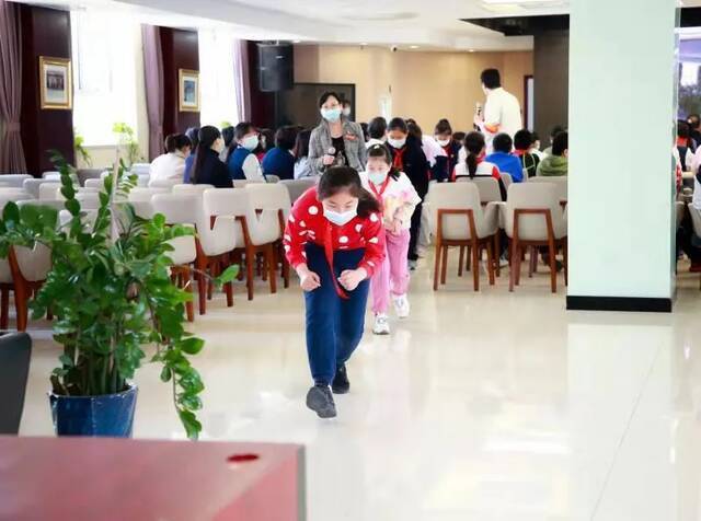全民国家安全教育日 北京东城民警“带料”入校园