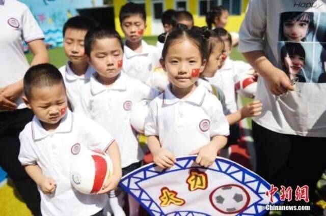 资料图：2018年5月31日，“全国幼儿足球万园工程”捐赠仪式在北京市昌平八仙庄幼儿园举行。中新社记者杜洋摄