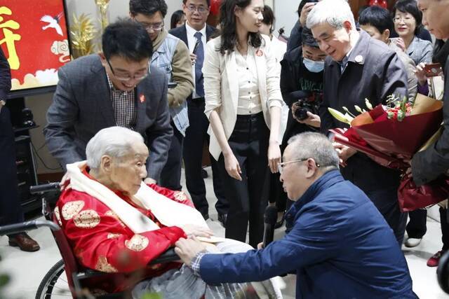 与党同心，与党同行！热烈庆祝王鸣岐教授百岁大寿