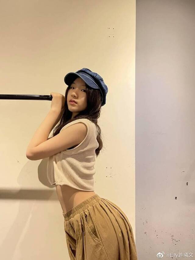 小S大女儿晒照秀身材