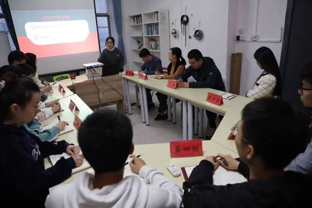 重庆大学电气工程学院在A区七舍组织观看党史纪录片和党史知识竞赛活动邹乐摄