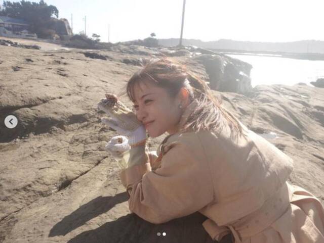日剧《深深地恋爱》官方Instagram分享石原里美与小寄居蟹合影
