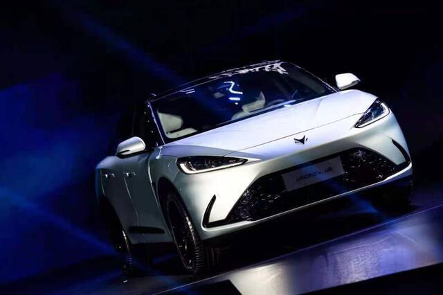 “不造车”的华为，选择了预售价40万元的极狐阿尔法S