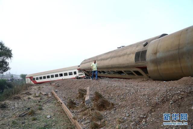 这是4月18日在埃及图赫市拍摄的列车脱轨事故现场。新华社发（艾哈迈德·戈马摄）