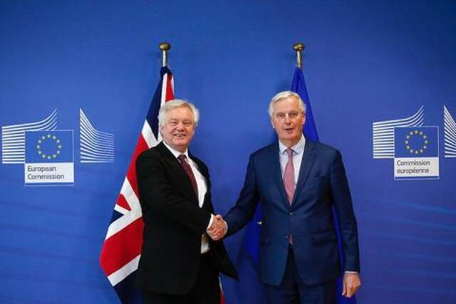 资料图：时任英国脱欧大臣与欧盟前脱欧首席谈判代表巴尼耶（右）。