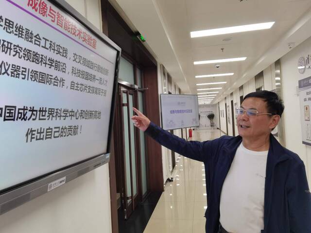 中国工程院院士、清华大学成像与智能技术实验室负责人戴琼海介绍总书记考察情况