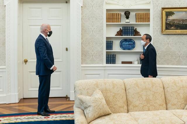 拜登与菅义伟16日在白宫会面。图片来自拜登推特