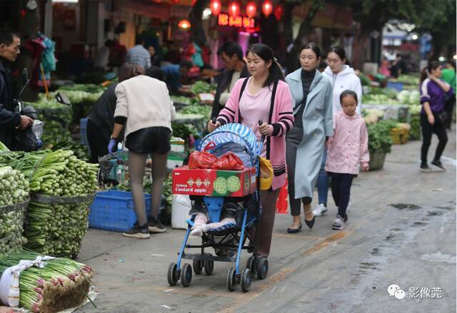 ▲逛细村是不少东莞人多年养成的习惯