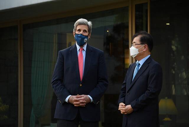 当地时间2021年4月17日，韩国首尔，美国气候特使约翰·克里与韩国外交部长郑义溶举行会谈。人民视觉图