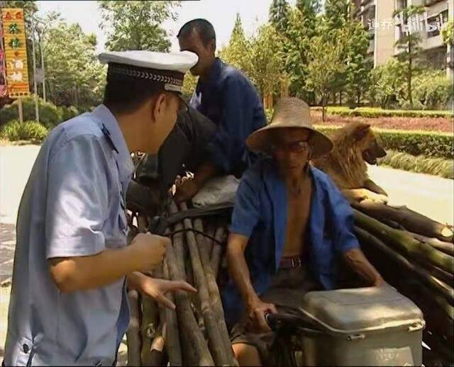 2011年，谭乔警官在节目中拦下了“福贵大爷”载有树枝和人的三轮车。视频截图