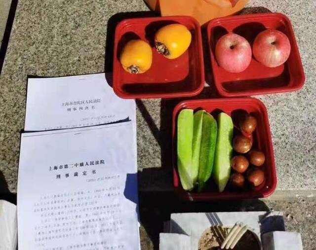 江秋莲去墓地看望江歌时给她带去了最爱吃的水果。江秋莲供图