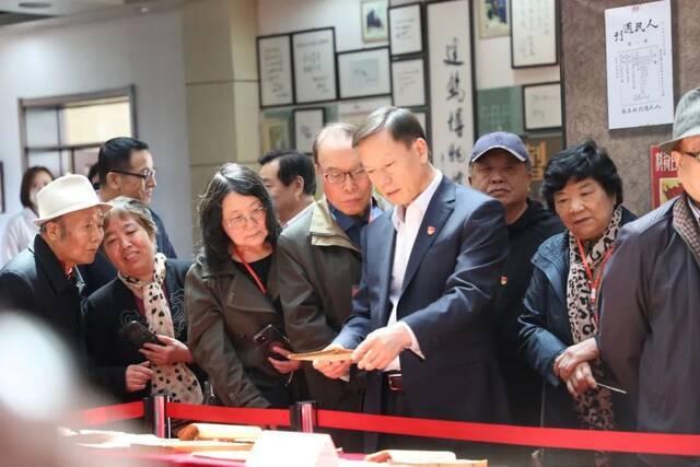 “红色教材”进校园  “伟大的征程——中国共产党百年历史文献巡展”首展在沈阳建筑大学开幕