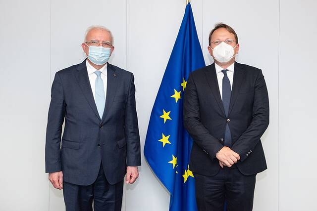 △4月19日，瓦尔赫利（右）同马勒基（左）会面图片来源：欧委会网站