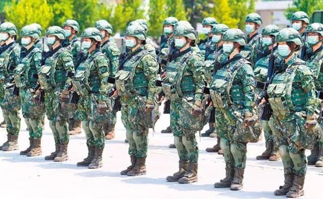 图为台军官兵戴口罩进行操演。（图片来源：台湾“中时电子报”）
