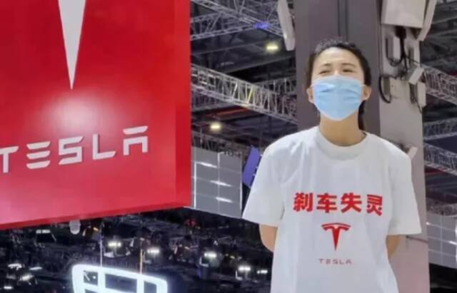 “维权女”PK特斯拉：与其上车顶维权不如用检测说话