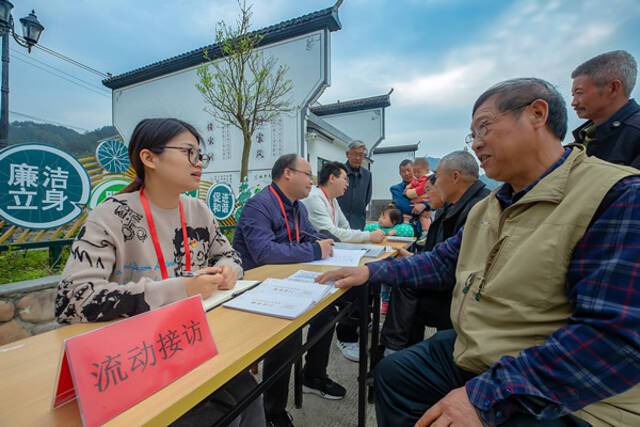 图为4月7日，浙江省淳安县临岐镇纪检监察干部在仰韩村廉政文化公园开展流动接访，收集群众身边的腐败和不正之风问题线索。毛勇锋摄