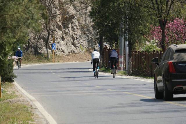 “玩命”骑友：竞速逆行，跑山放坡，时速超汽车