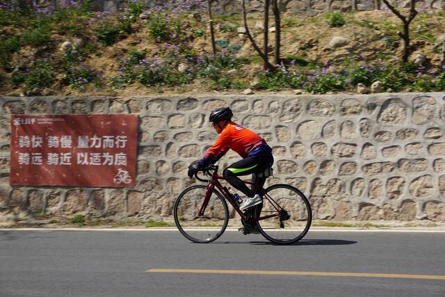 “玩命”骑友：竞速逆行，跑山放坡，时速超汽车