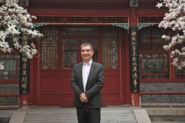 ·2021年3月26日，林毅夫在北京接受本刊记者专访。（刘潇/摄）